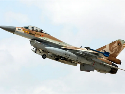 Ισραηλινά μαχητικά αεροσκάφη πετούν πάνω...