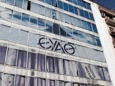 Έξω από τα εκλογικά κέντρα το δημοψήφισμ...