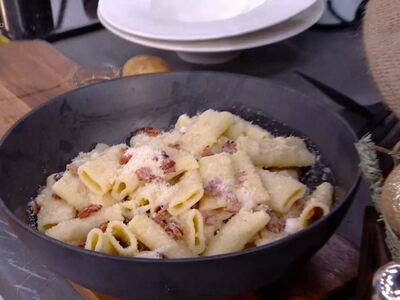 Η Φλορίντα φτιάχνει «Pasta con crema di patate»