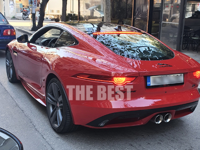 Μια Jaguar που σκίζει τον άνεμο στους δρ...