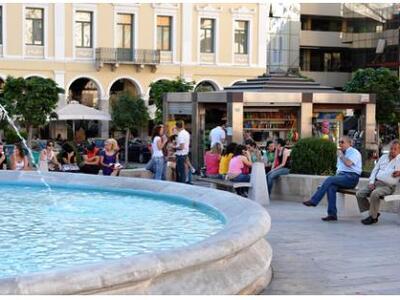 Πάτρα: Η... αγκαλιά από δυο γυναίκες στο...