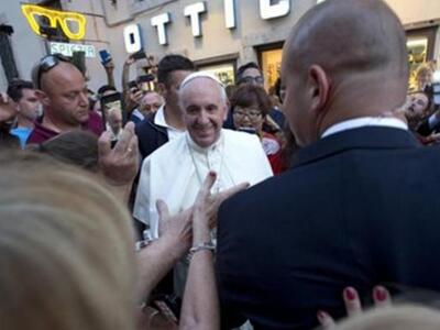 Ο Πάπας πήγε να αγοράσει…νέα γυαλιά