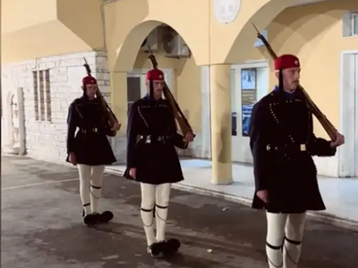 Εύζωνες: Ρίγη συγκίνησης στην τελευταία υπηρεσία