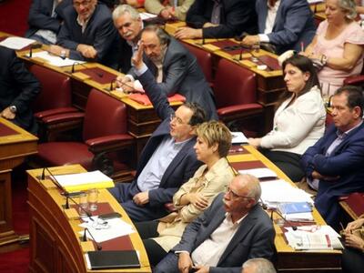 Βρίζω, καταψηφίζω, λοιδωρώ,  αλλά ...στη...