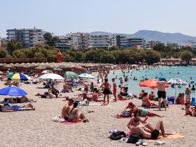 Γέμισαν από κόσμο οι παραλίες της Αττικής- ΦΩΤΟ