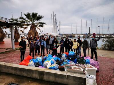 Πάτρα: Μάζεψαν 62 σακούλες σκουπιδιών, α...