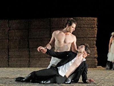 "Πλημμύρισε" από πόστερ των &q...