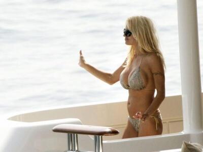 Στους Παξούς η Pamela Anderson!