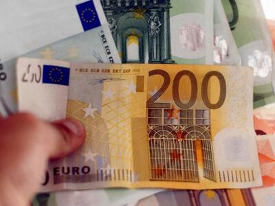 Μείωση του κατώτατου μισθού κατά 200 ευρ...