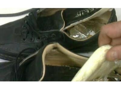 Έκρυβε μισό κιλό ηρωίνης μέσα...στα παπούτσια του