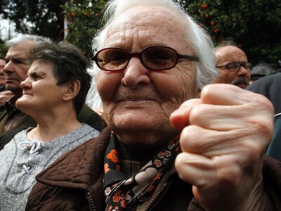 Ψάχνουν εναγωνίως για χρήματα για  συντά...
