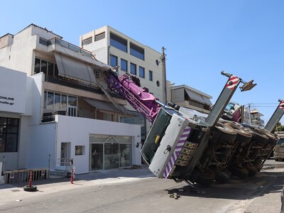 Περιστέρι: Γερανοφόρο έπεσε πάνω σε διώρ...