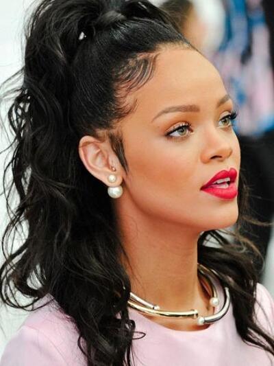 Η Ριάνα φόρεσε από τις πρώτες τα νέα σκουλαρίκια