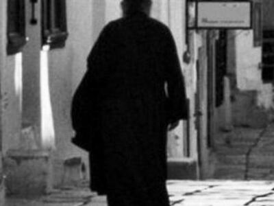 Ιερέας-πιστολέρο «γάζωσε» το σπίτι του γ...
