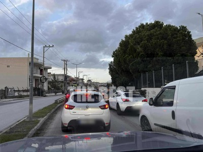 Πάτρα: Φορτηγό γέμισε λάδια τον δρόμο στ...