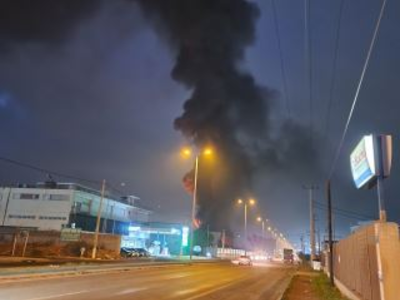 Φωτιά σε εργοστάσιο πολυεστερικών στον Ασπρόπυργο