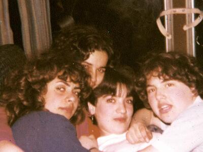 Κλασική πόζα σε πούλµαν από εκδροµή. Από...