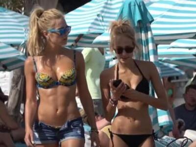 Η κούκλα Τζούλια Νόβα στην παραλία της Μ...