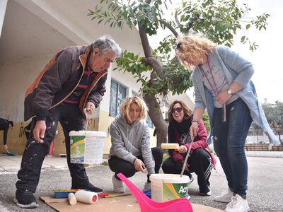 Μαθητές, εκπαιδευτικοί και Δήμος έβαψαν ...