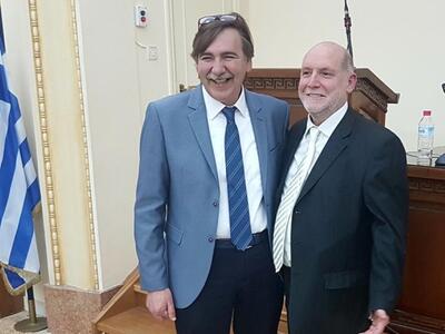 Ο Κυριάκος Σκιαθάς με τον αρχαιολόγο Γιάννη Μόσχο