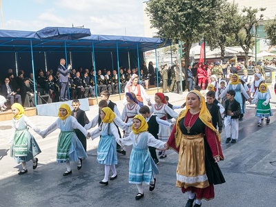 Τα παιδιά του Λυκείου μπροστά στους επισήμους