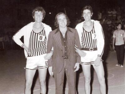 Ο Τάκης Πετρόπουλος αποτίει φόρο τιμής -...