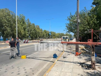 Έσπασε η μπάρα του Προαστιακού μετά από ...