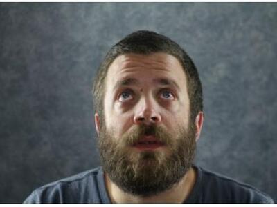 Ο Αλέξανδρος Κοντοπίδης που σατυρίζει επ...