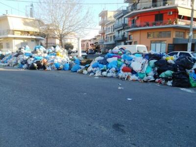 Πύργος: "Πνίγονται" στα σκουπί...