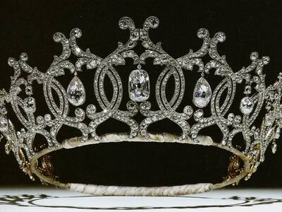Βασιλική τιάρα του 1902 καλυμμένη με δια...