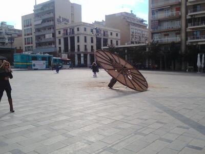 Πάτρα: Παράξενο “έργο τέχνης” στην πλατε...