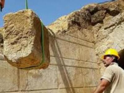 Τρία περιστύλια τα νέα ευρήματα στον τάφ...