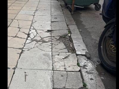 Πάτρα: Περνάς και δεν περνάς- Πεζοδρόμιο...