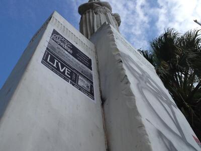 Πάτρα: Αφισοκόλληση και συνθήματα ξανά σ...