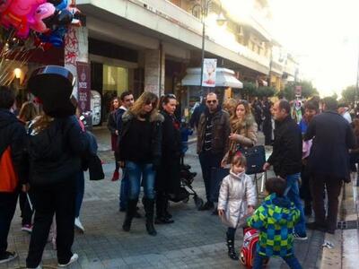 Γιορτινή η ατμόσφαιρα στο κέντρο της Πάτ...