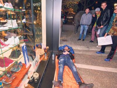 Στην Ελλάδα του 2016:Κοιμήθηκαν στο πεζο...