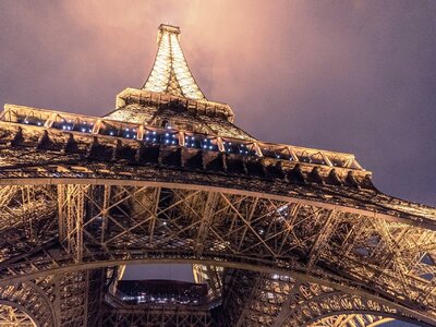  Το Παρίσι ακυρώνει το πρωτοχρονιάτικο σ...