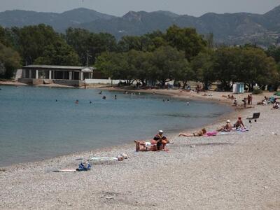 Πάτρα: Απομάκρυναν ξαπλώστρες και ομπρέλ...