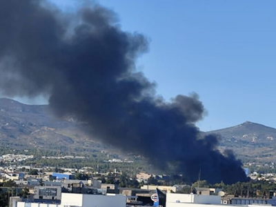 Αχαρνές: Φωτιά σε υπαίθριο χώρο με ξυλεί...