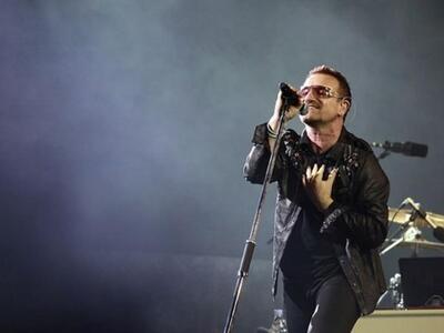 Οι U2  τραγούδησαν για τους πρόσφυγες στ...