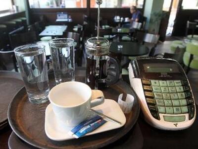 Σε ισχύ από σήμερα η μείωση του ΦΠΑ στην εστίαση