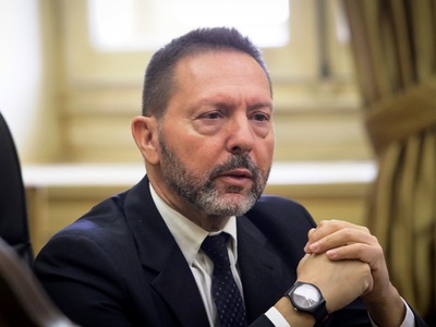 Στουρνάρας: Μικρό βήμα στη σωστή κατεύθυ...