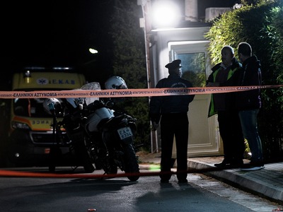 Η στιγμή που άγνωστος πυροβολεί το σπίτι...