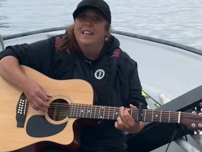 Όταν ο ήχος της κιθάρας μαγεύει τις φάλαινες!  