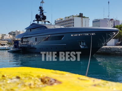 Το 46 μέτρων μαύρο super-yacht "Luc...