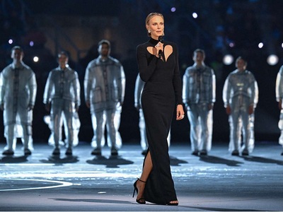 Η Σαρλίζ Θερόν με Versace