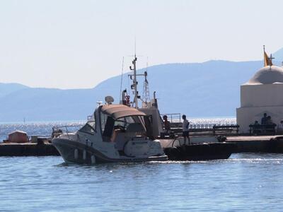 Ζωντανός έπεσε στη θάλασσα ο κυβερνήτης ...