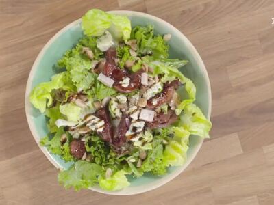 Πράσινη σαλάτα με σύκα ποσέ & αμύγδαλα 