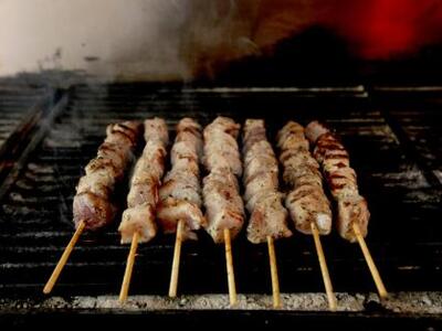 Την Τσικνοπέμπτη το Απέριττο κερνάει! 