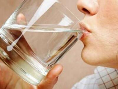 Το νερό παχαίνει; Δείτε τι έδειξε η έρευνα